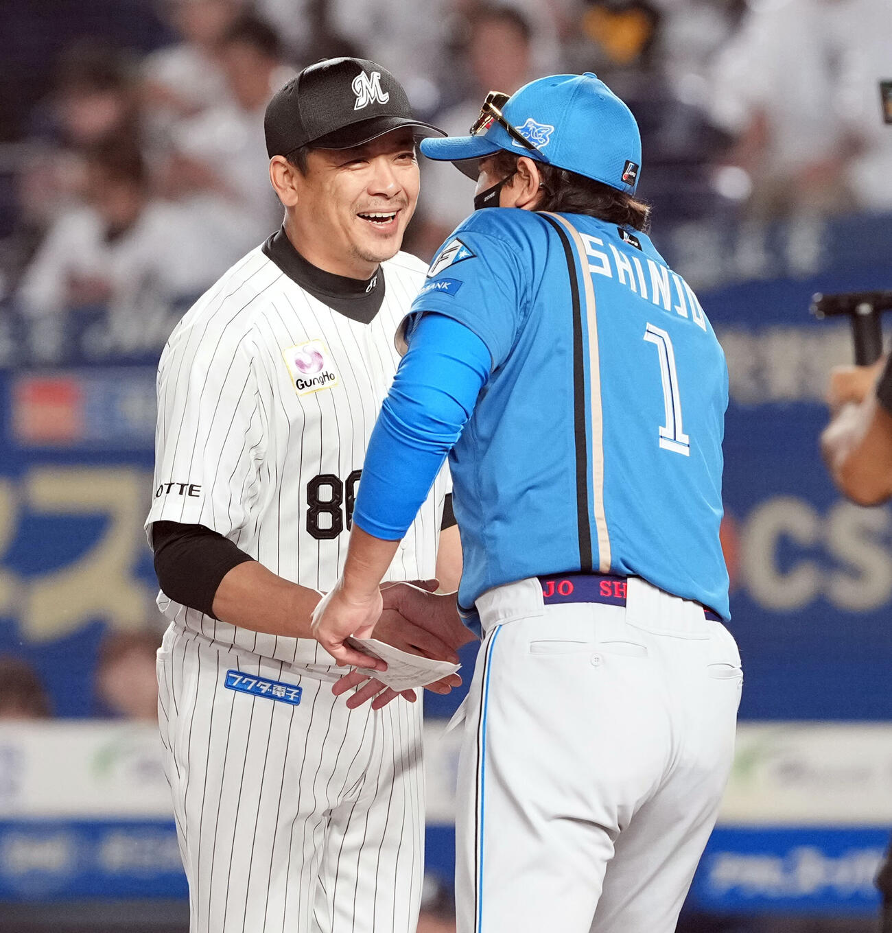 ロッテ対日本ハム　メンバー表の最終確認で笑顔を見せるロッテのサブロー監督（撮影・たえ見朱実）