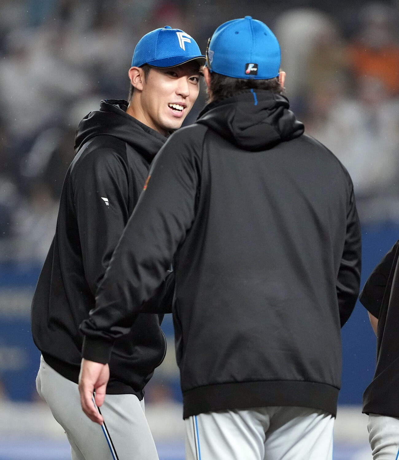 ロッテ対日本ハム　ロッテに勝利し新庄剛志監督と握手を交わす福島蓮（撮影・たえ見朱実）