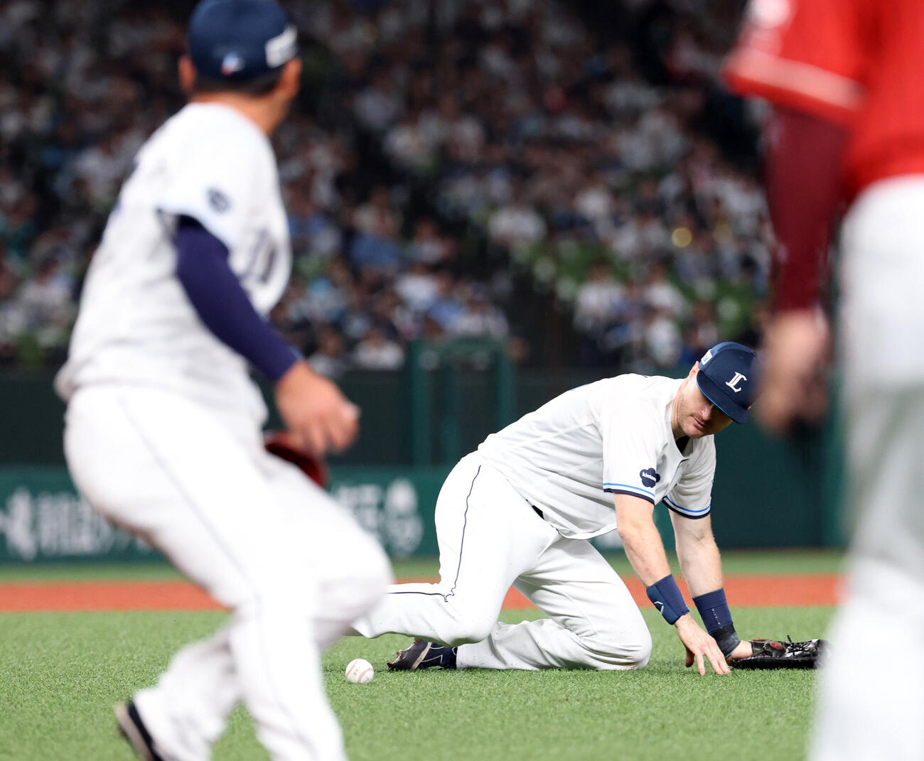 西武対楽天　1回表楽天1死一、三塁、YG安田の打球をファンブルし先制を許すネビン（撮影・浅見桂子）