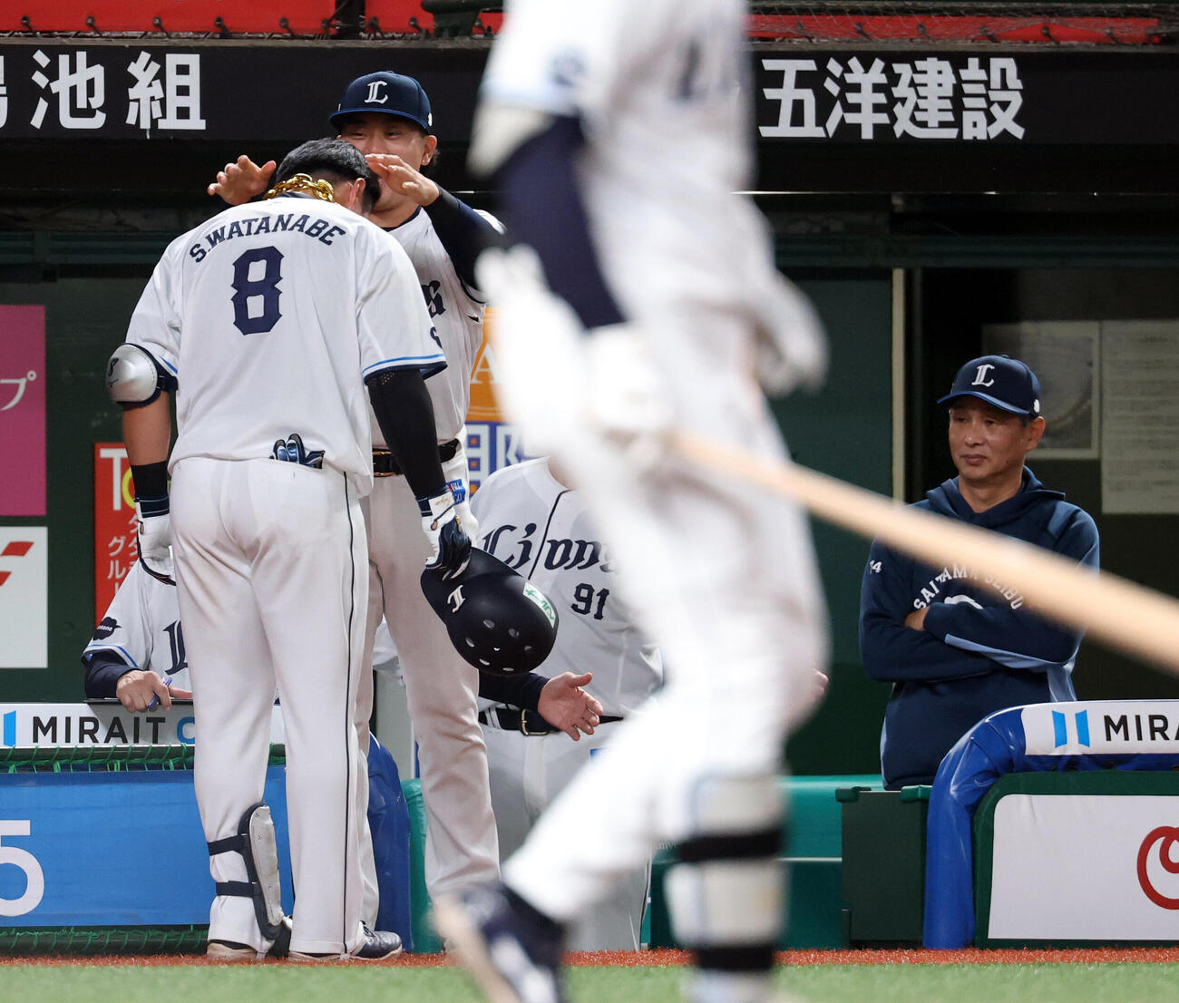 西武対楽天　2回裏西武無死、渡部聖弥（左）はソロ本塁打を放ち特大ネックレスをかけられる。右は西口文也監督（撮影・浅見桂子）