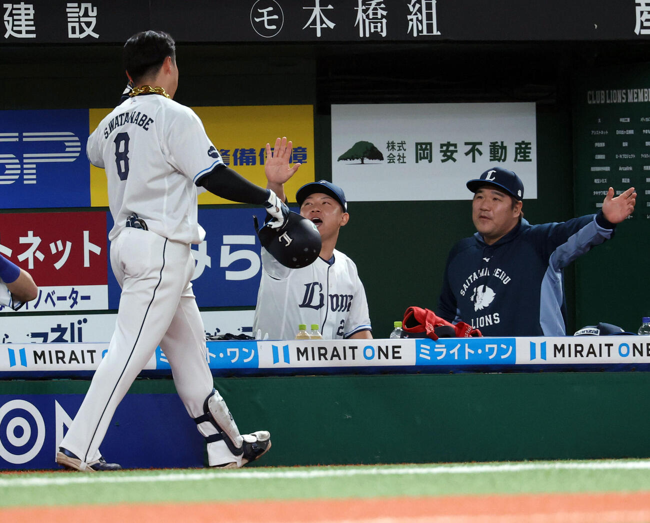 西武対楽天　2回裏西武無死、渡部聖弥（左）はソロ本塁打を放ち中村剛也（右）らに迎えられる（撮影・浅見桂子）
