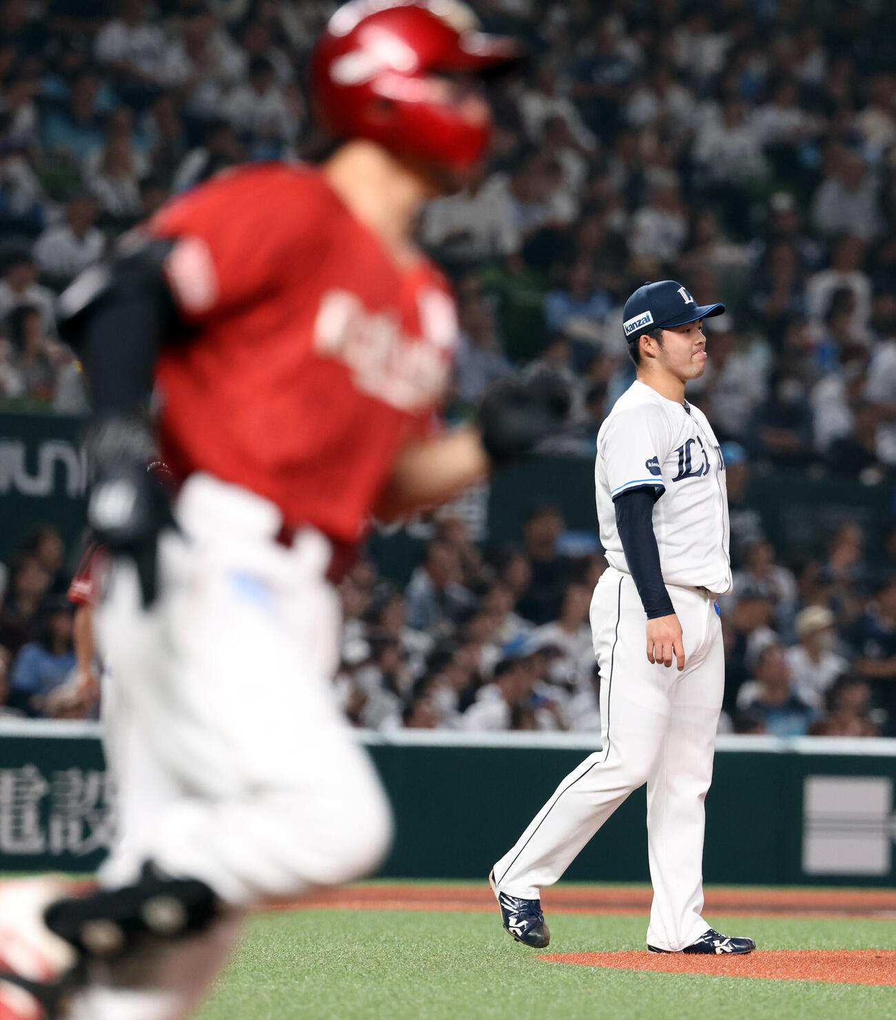 西武対楽天　3回表楽天の無死、YG安田（手前）にソロ本塁打を浴びた豆田泰志（撮影・浅見桂子）