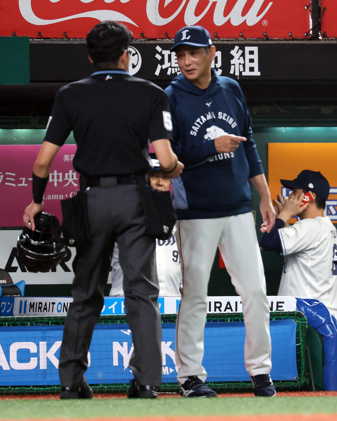 西武対楽天　1回表楽天1死一、三塁の場面で投手交代を告げる西口文也監督（撮影・浅見桂子）