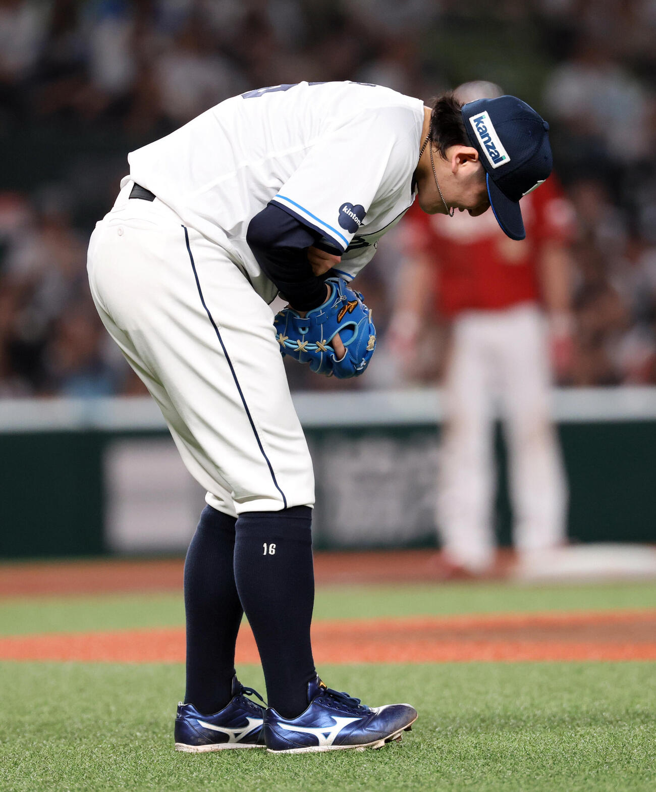 西武対楽天　1回表楽天1死二塁、小深田大翔の打球を左手に受け痛がる隅田知一郎（撮影・浅見桂子）