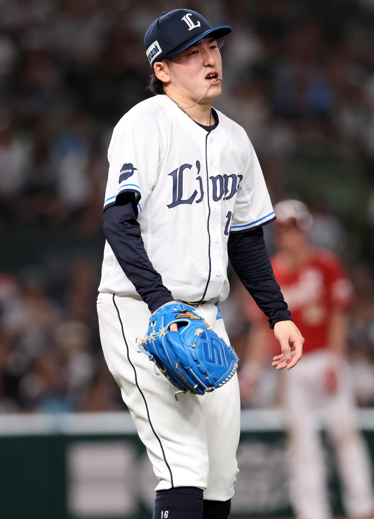 西武対楽天　1回表楽天1死二塁、小深田大翔の打球を左手に当て痛がる隅田知一郎（撮影・浅見桂子）