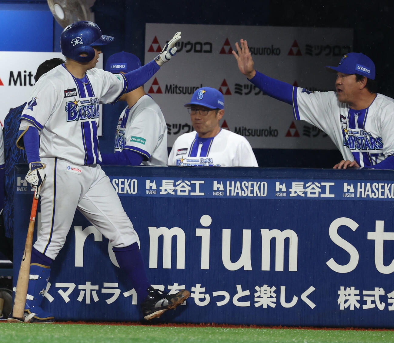 DeNA対広島　5回裏DeNA無死二、三塁、犠飛を放ちベンチで迎えられる東克樹（撮影・水谷安孝）