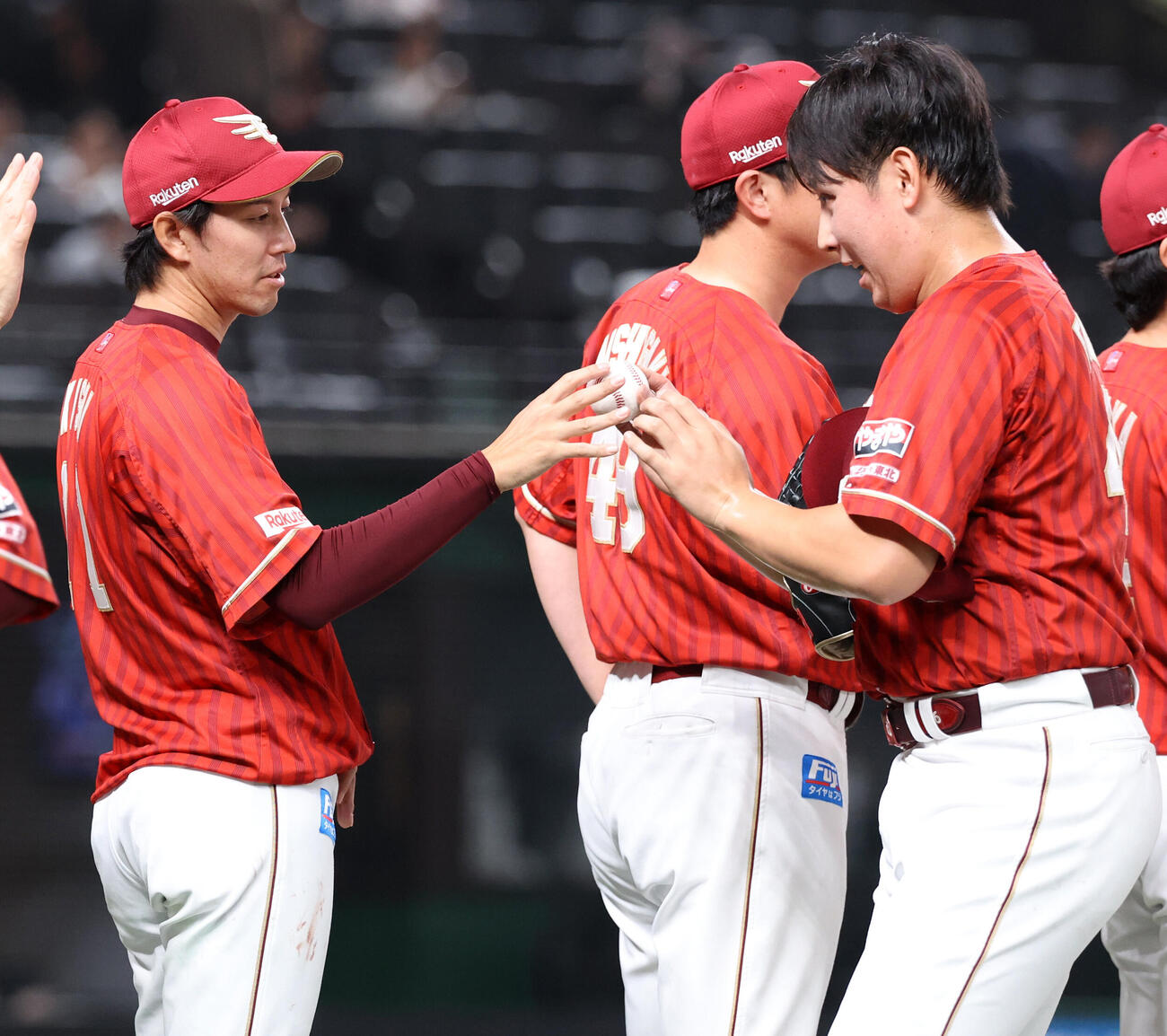 西武対楽天　5勝目を挙げた楽天岸孝之（左）は藤平尚真からウイニングボールを受け取る。左は吉井理人監督（撮影・浅見桂子）