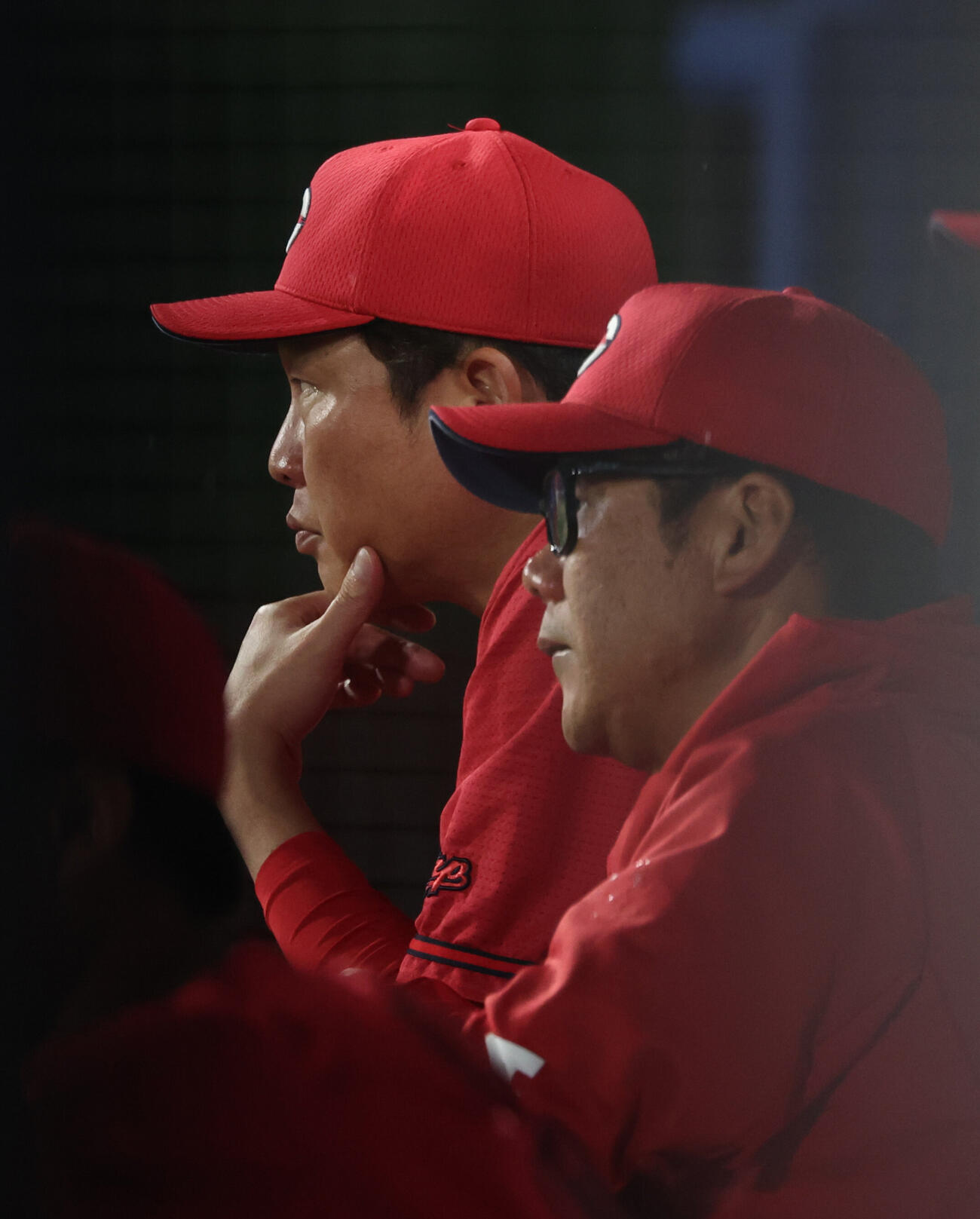 DeNA対広島　戦況を見守る広島新井貴浩監督（左）（撮影・水谷安孝）