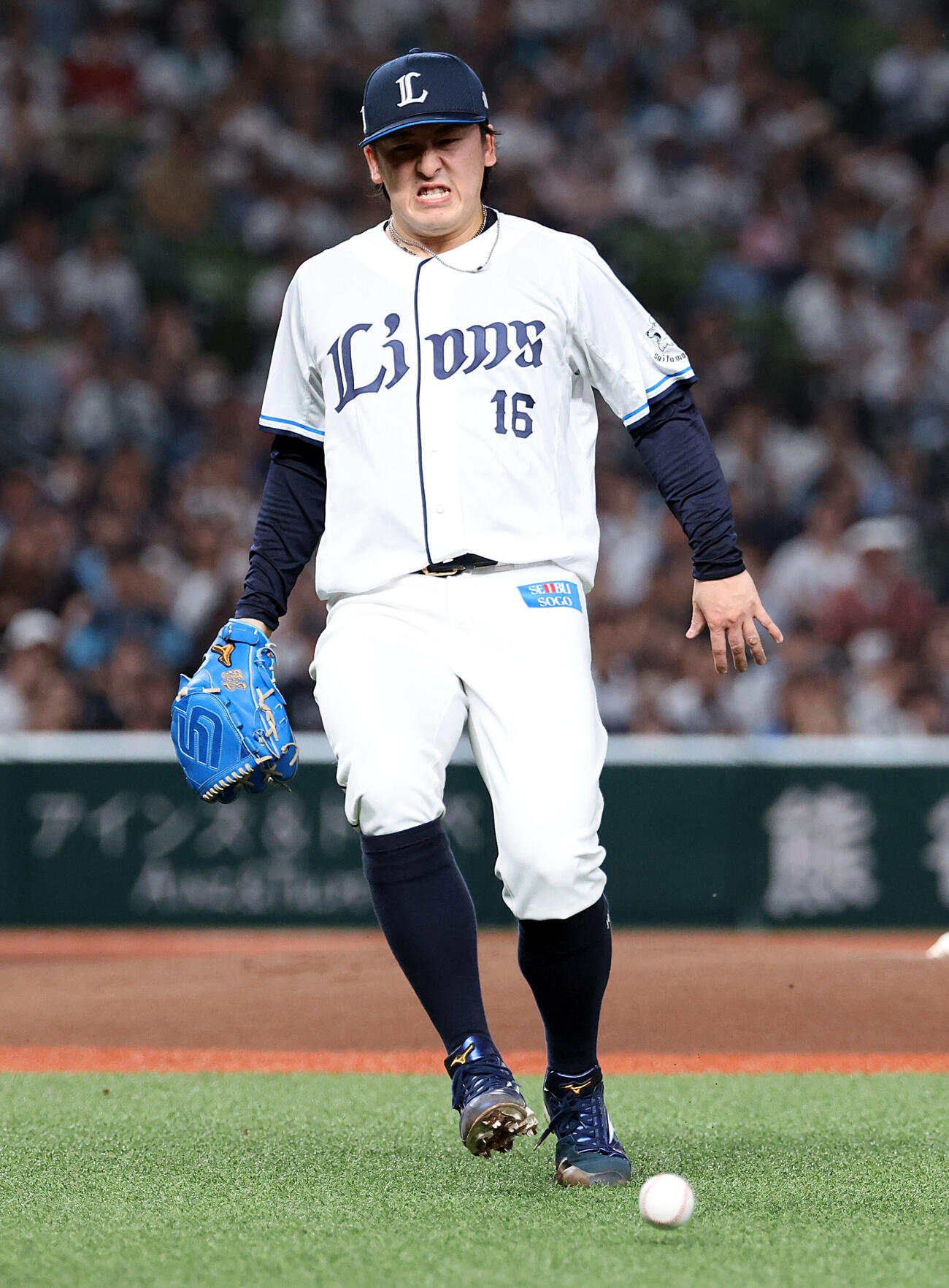 西武対楽天　1回表楽天1死二塁、小深田大翔の打球を左手に受け痛がる隅田知一郎（撮影・浅見桂子）
