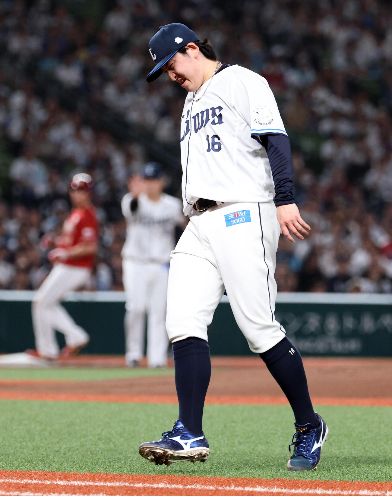 西武対楽天　1回表楽天1死二塁、小深田大翔の打球を左手に当て痛がる隅田知一郎（撮影・浅見桂子）