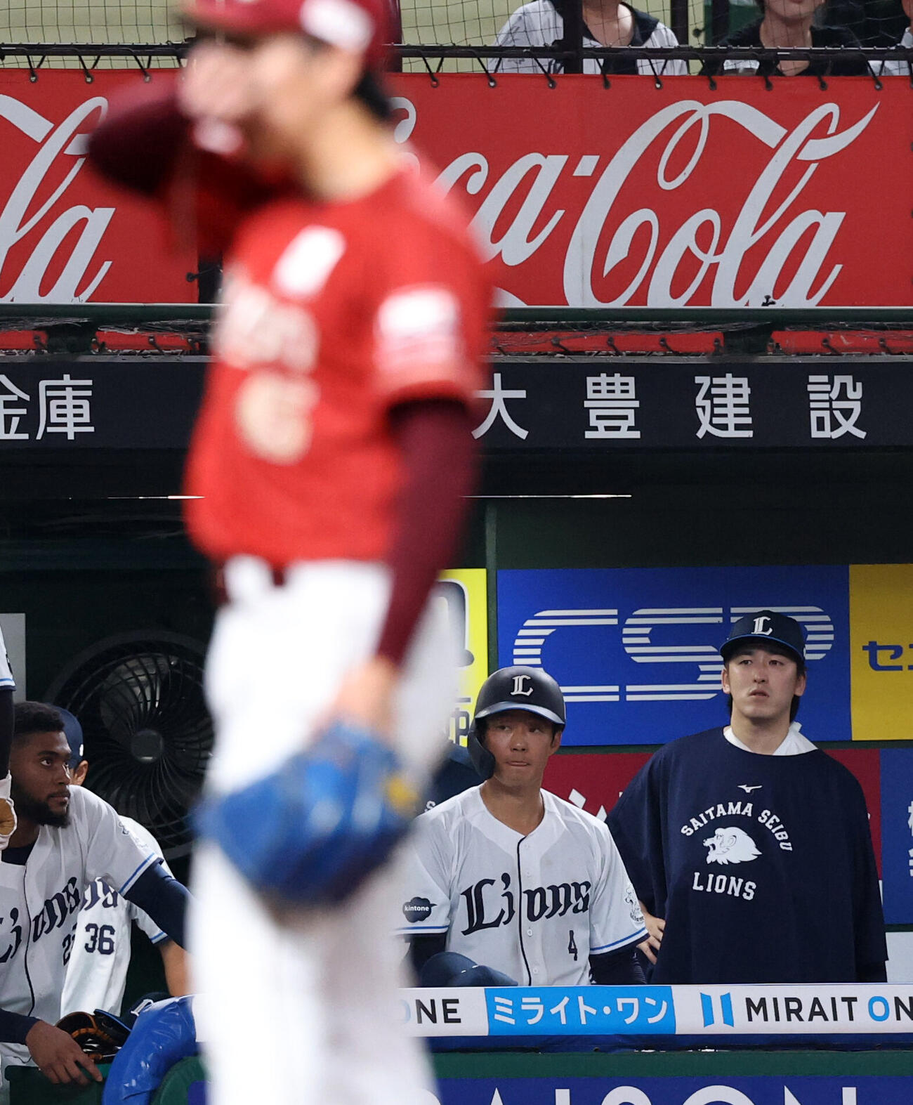 西武対楽天　ベンチで試合を見守る西武隅田知一郎（右）（撮影・浅見桂子）