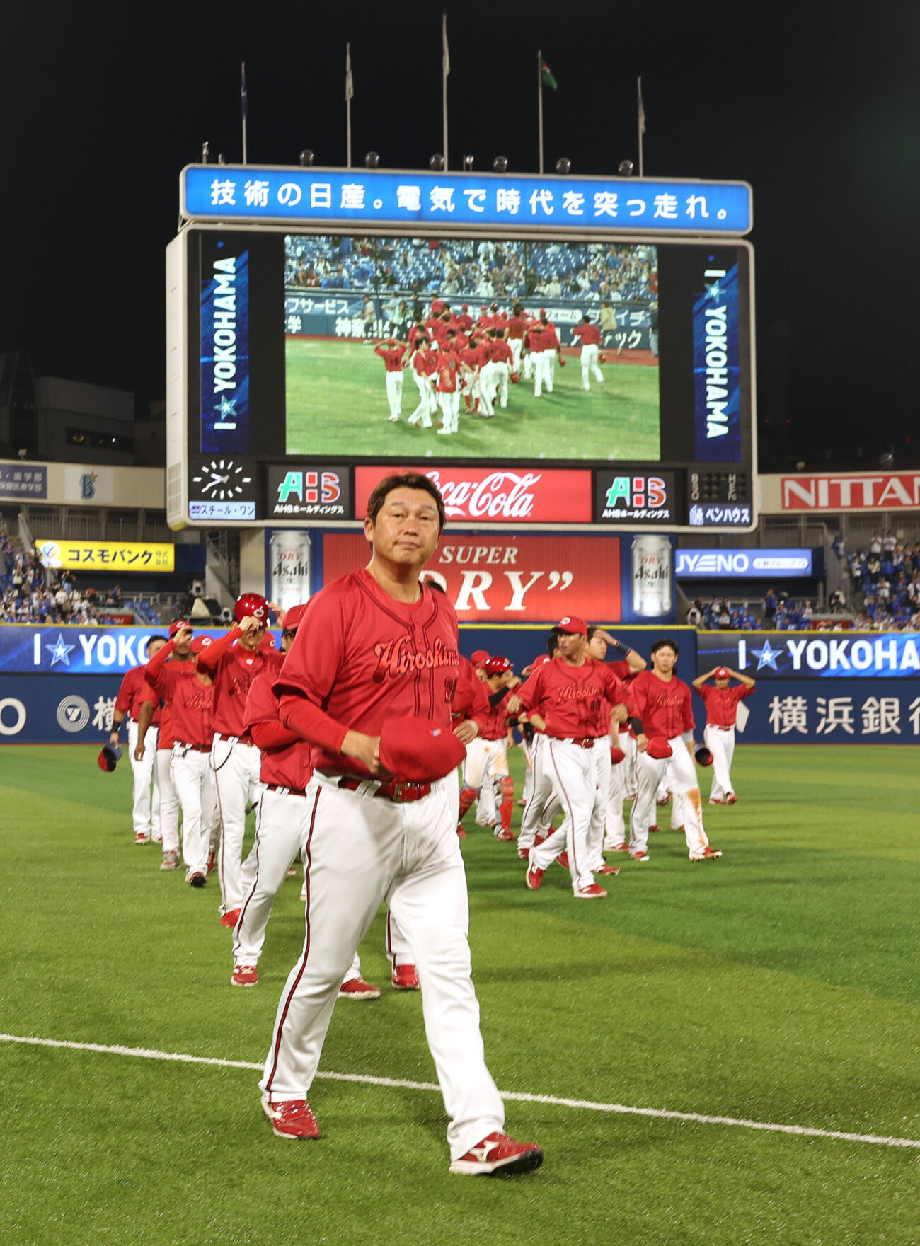 DeNA対広島　横浜スタジアムでの最終戦を終えファンにあいさつする広島新井貴浩監督（撮影・水谷安孝）