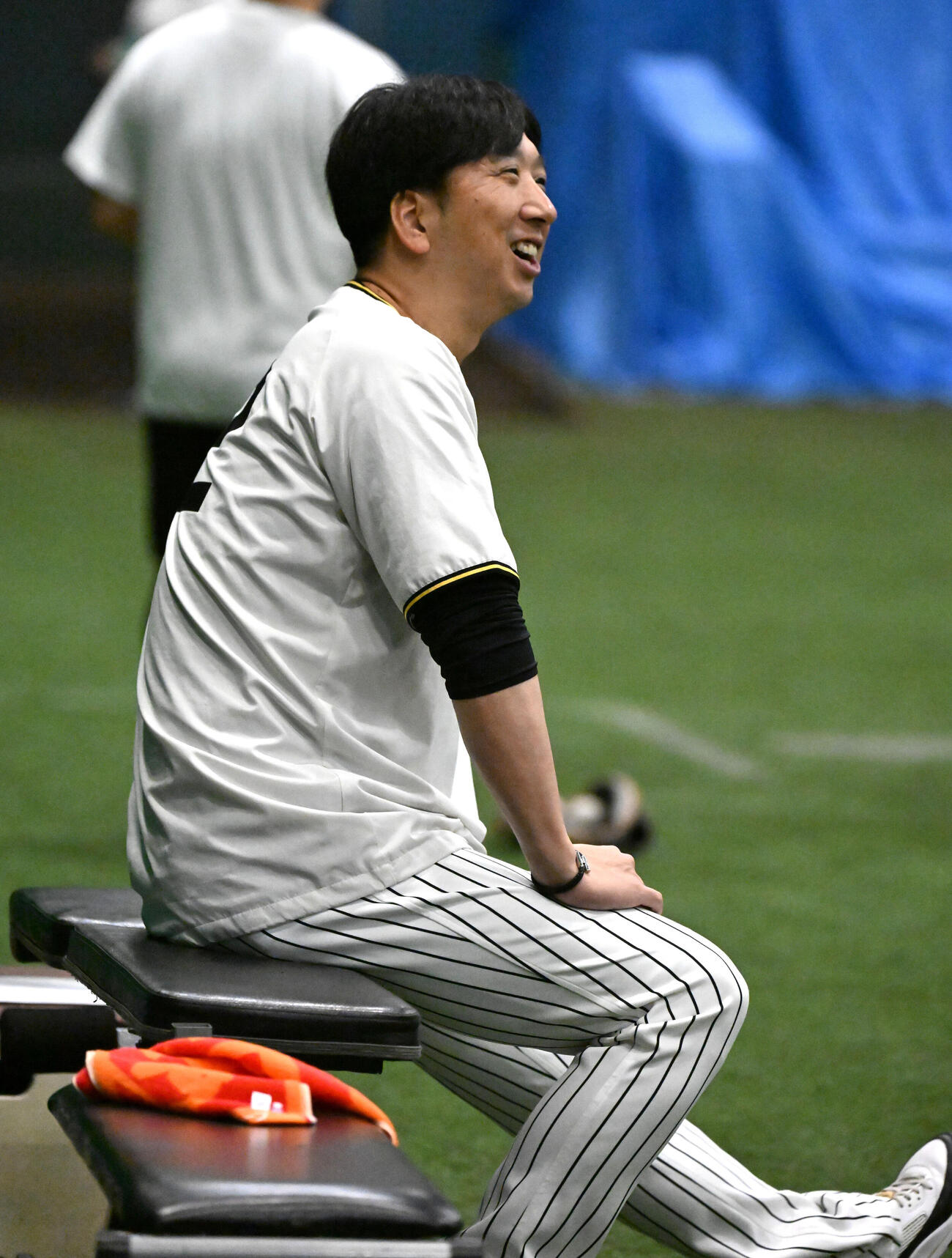 練習の合間に笑顔を見せる阪神藤川球児監督（撮影・石井愛子）