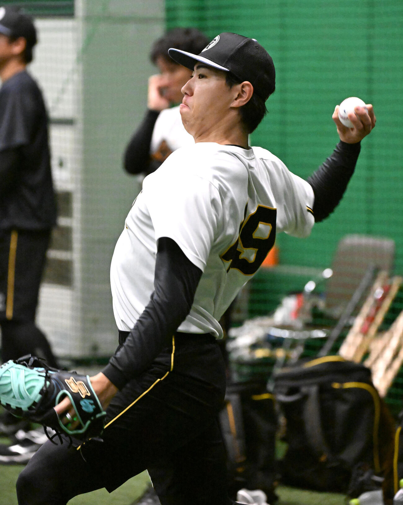 キャッチボールをする阪神工藤泰成（撮影・石井愛子）