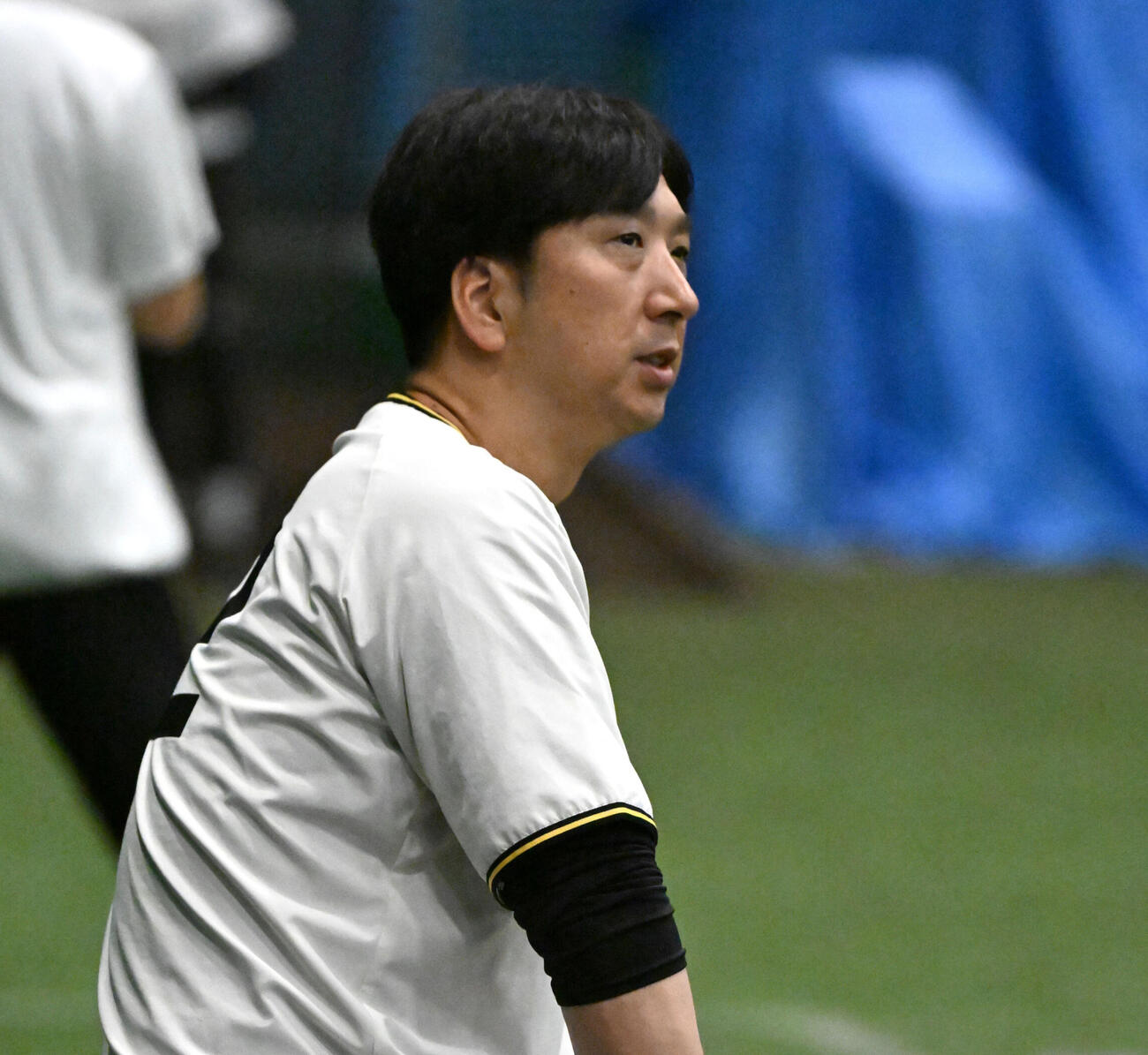 28日、練習を見守る阪神藤川監督