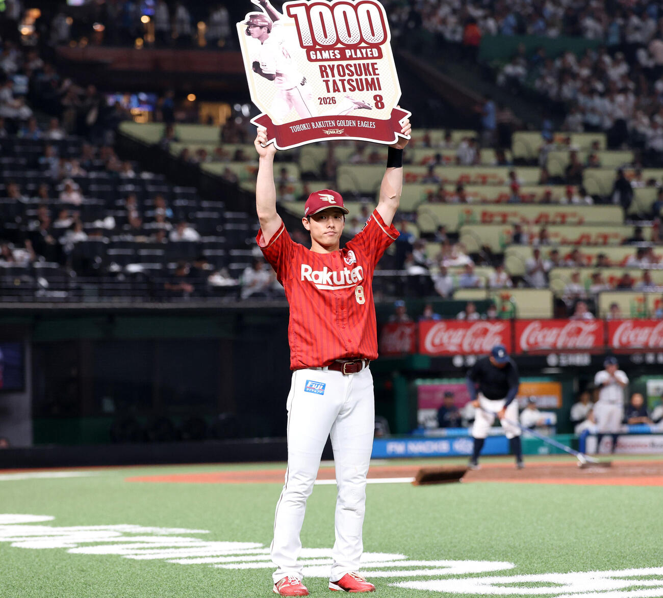 西武対楽天　5回裏西武の攻撃後、1000試合出場となった楽天辰己涼介は記念ボードを掲げる（撮影・浅見桂子）
