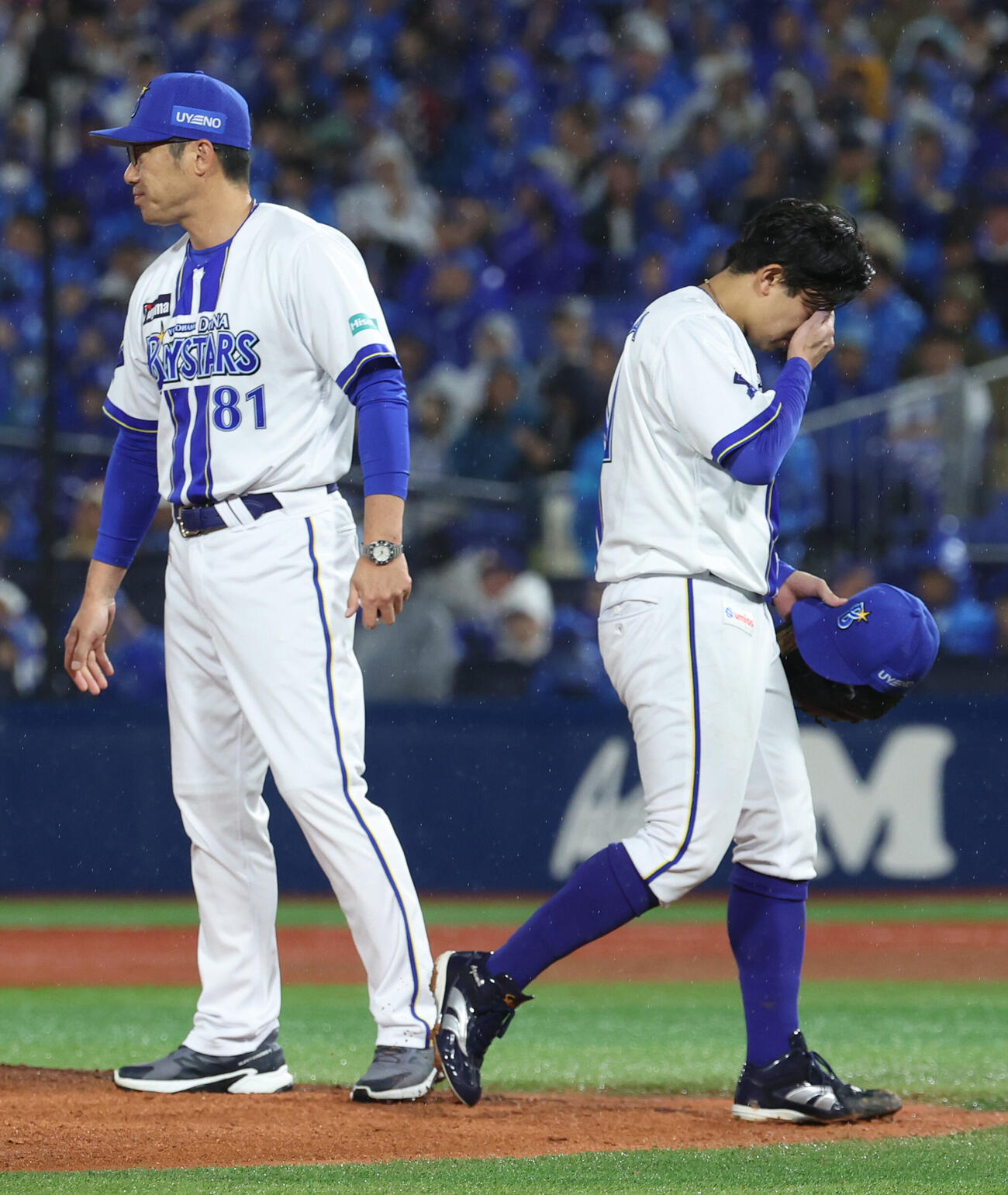 DeNA対広島　7回に失点し、相川亮二監督（左）に交代を告げられガックリするDeNA東克樹（撮影・水谷安孝）