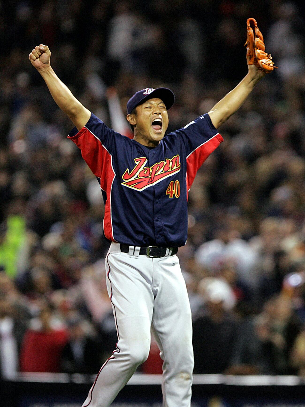 06年3月WBC決勝　日本対キューバ　優勝し喜ぶ大塚氏