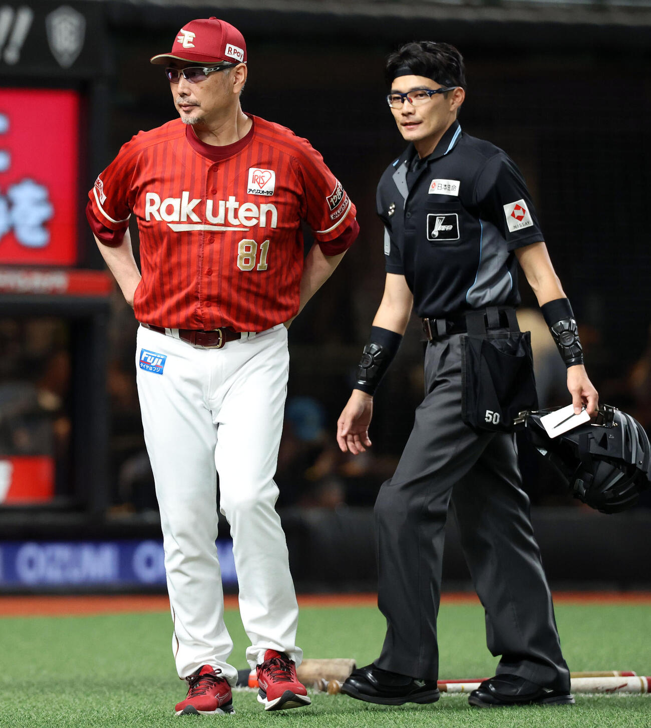 西武対楽天　投手交代を告げる楽天吉井理人監督（撮影・浅見桂子）
