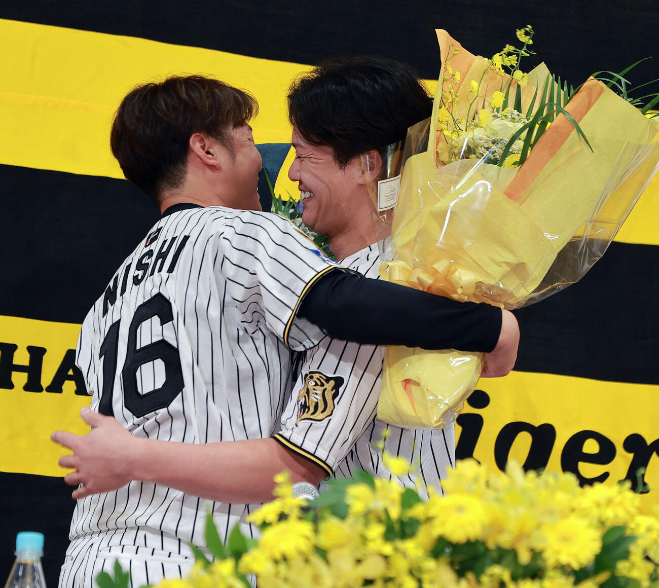 サプライズで登場した伏見寅威（右）とハグする西勇輝（撮影・上山淳一）
