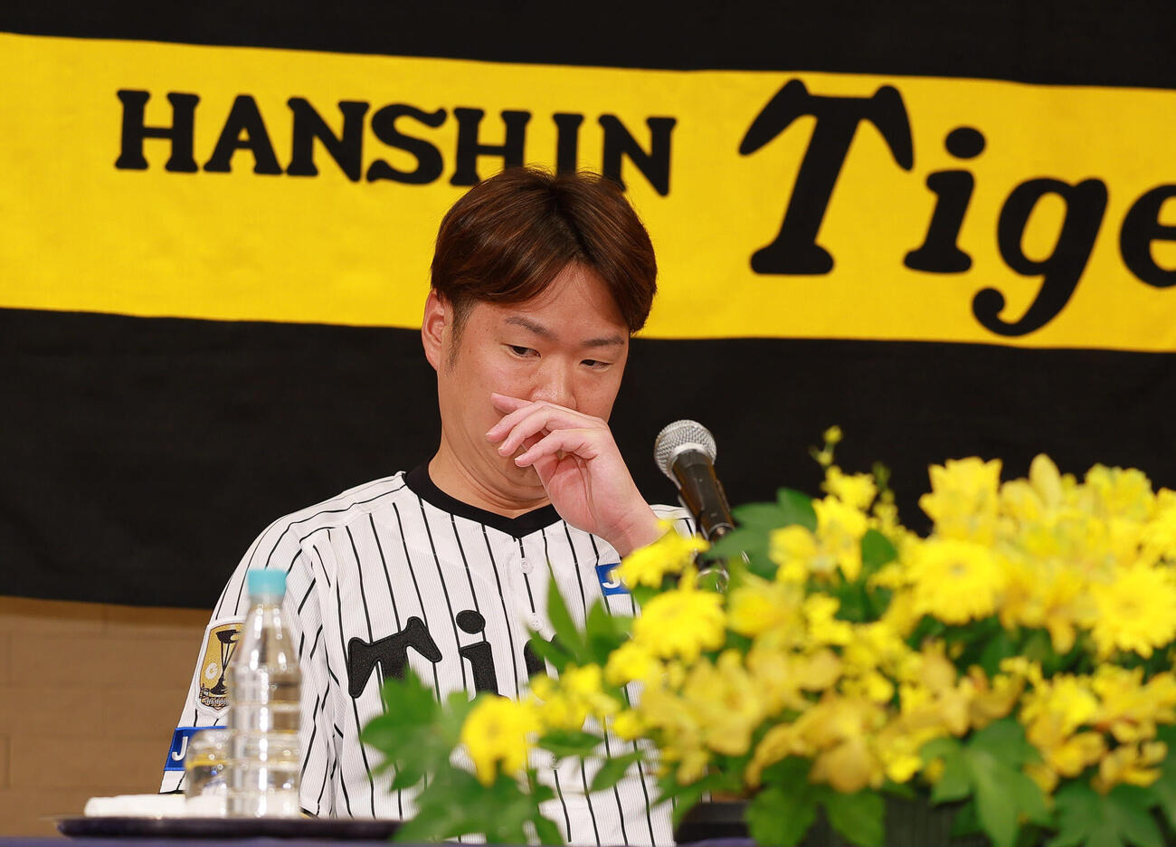 現役引退の記者会見をする西勇輝（撮影・上山淳一）