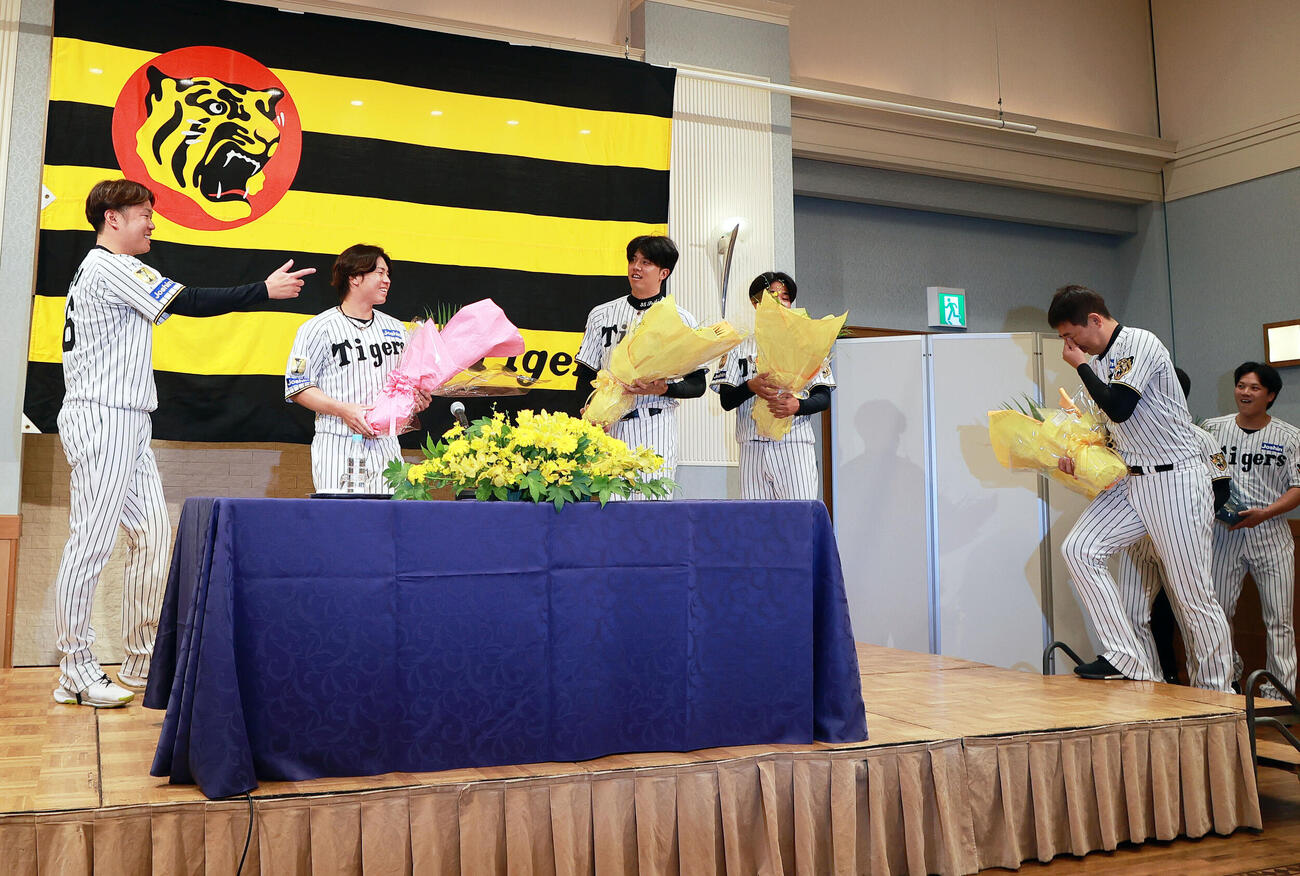 サプライズで多くの選手が登場し笑顔を見せる西勇輝（撮影・上山淳一）