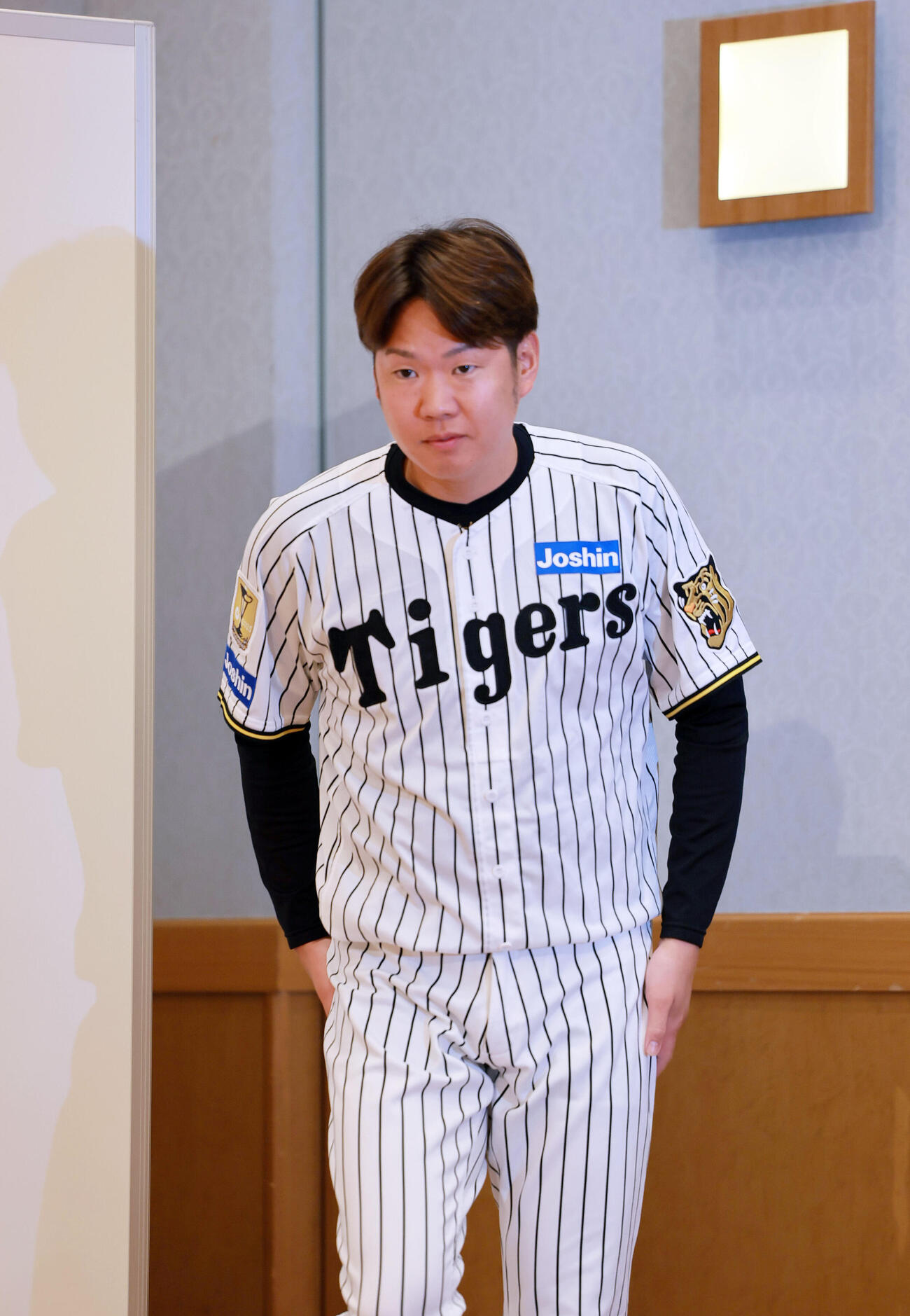 現役引退の記者会見に臨む西勇輝（撮影・上山淳一）