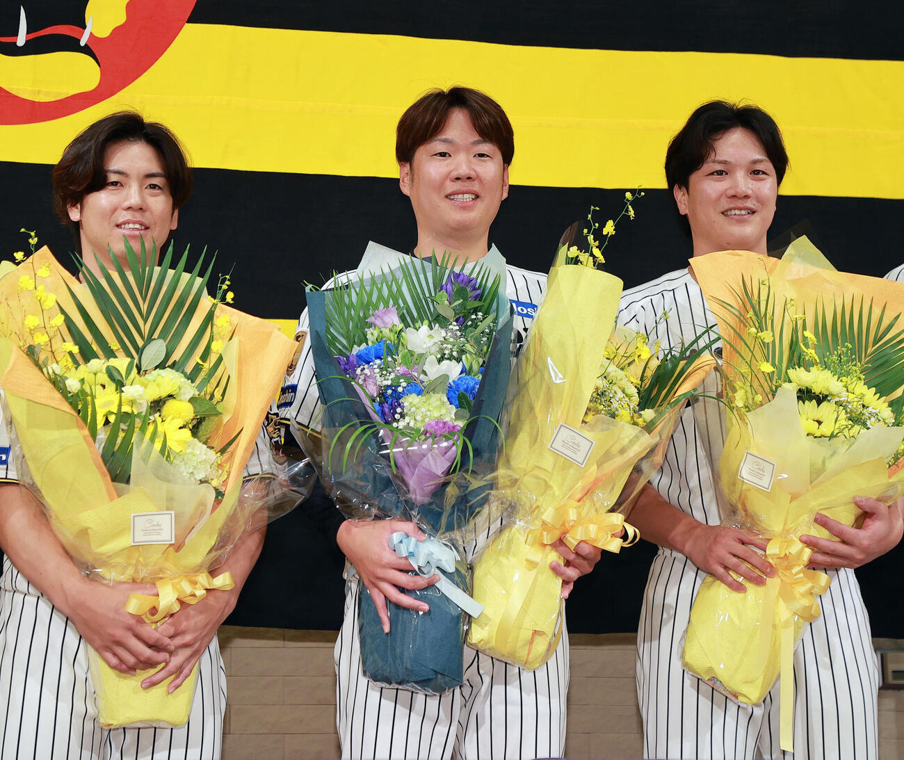 仲間たちがサプライズで登場し念撮影する阪神西勇輝（中央）。左は梅野隆太郎、右は伏見寅威（撮影・上山淳一）