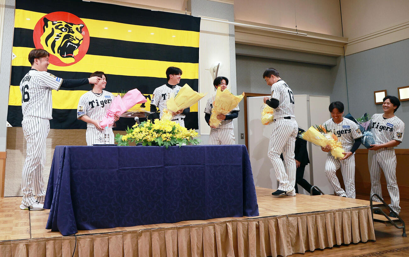 サプライズで多くの選手が登場し笑顔を見せる西勇輝（撮影・上山淳一）