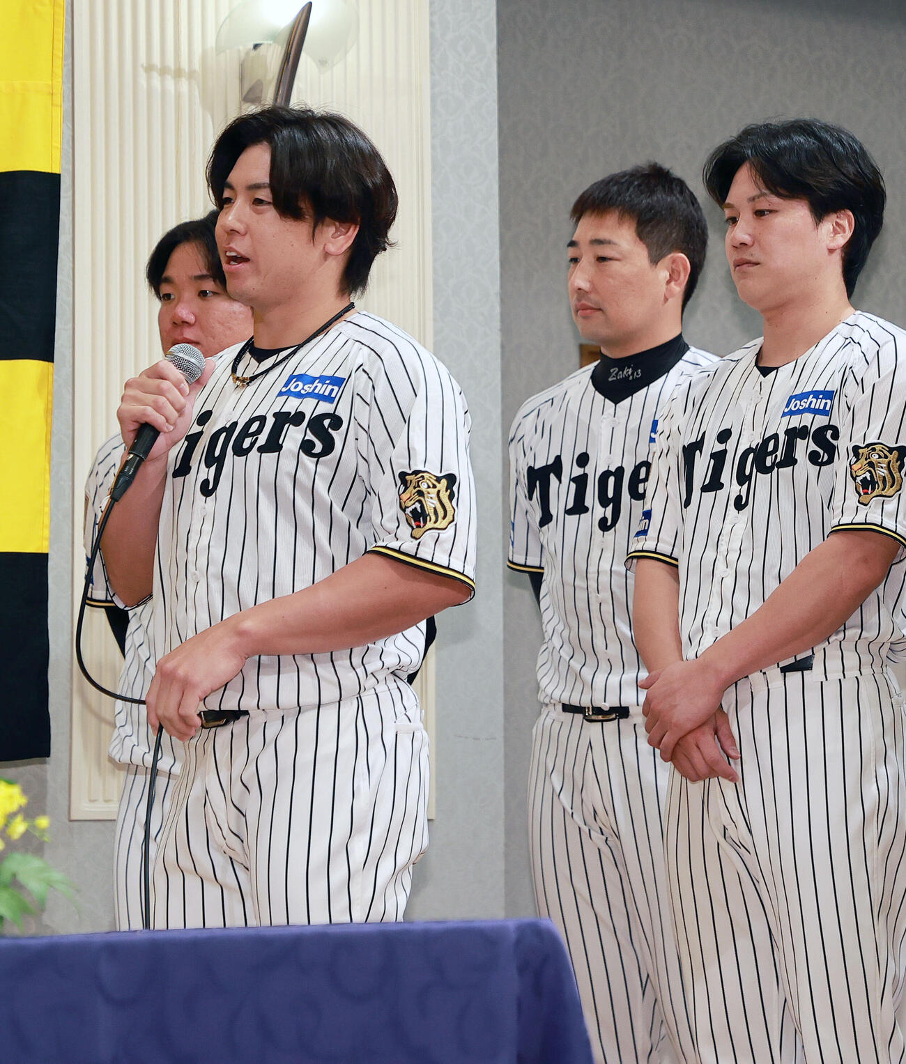 現役引退の西勇輝に言葉をかける梅野隆太郎（手前）（撮影・上山淳一）