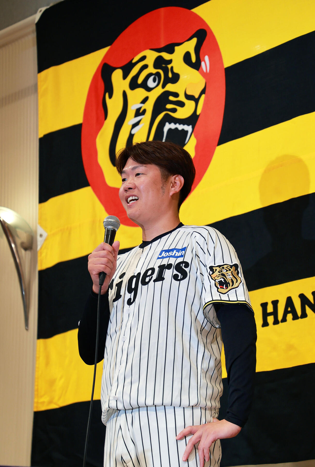引退会見を終えた西勇輝は多くの関係者に向けてあいさつする（撮影・上山淳一）