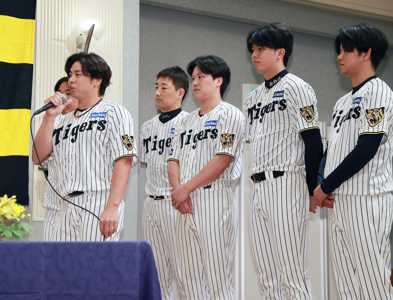 現役引退の西勇輝に言葉をかける梅野隆太郎（左）（撮影・上山淳一）