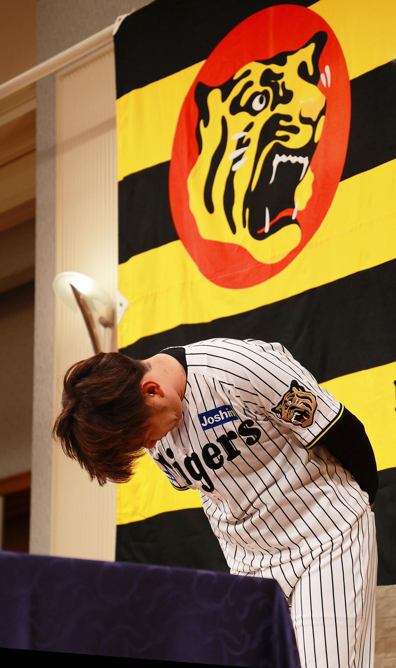 引退会見を終えた西勇輝は多くの関係者に向けてあいさつする（撮影・上山淳一）