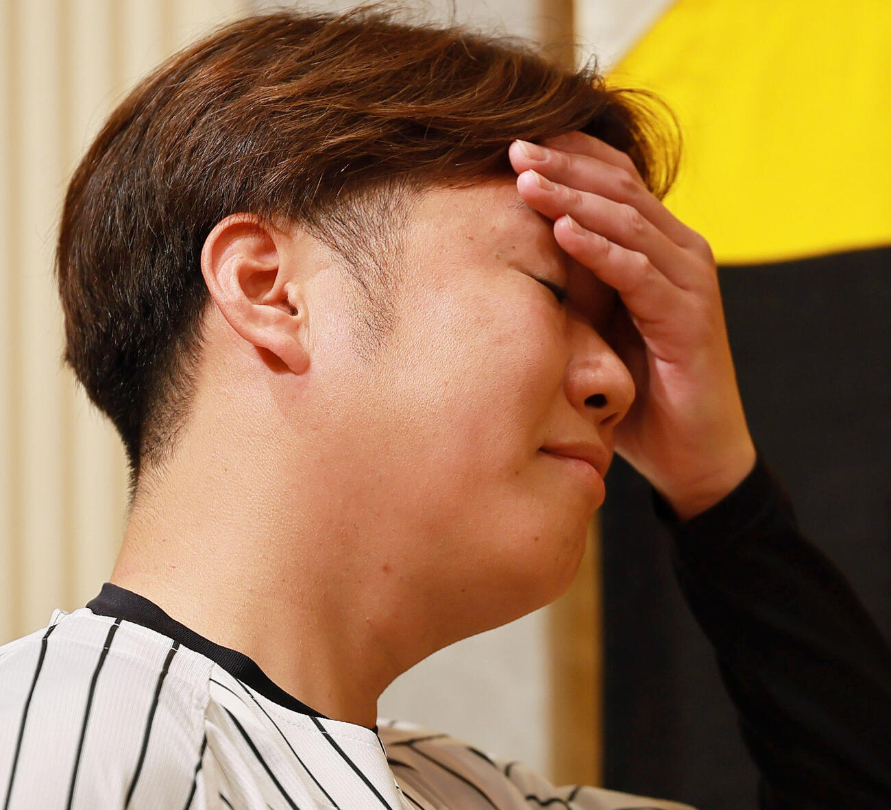 サプライズで登場した仲間達のねぎらいの言葉を聞く西勇輝（撮影・上山淳一）