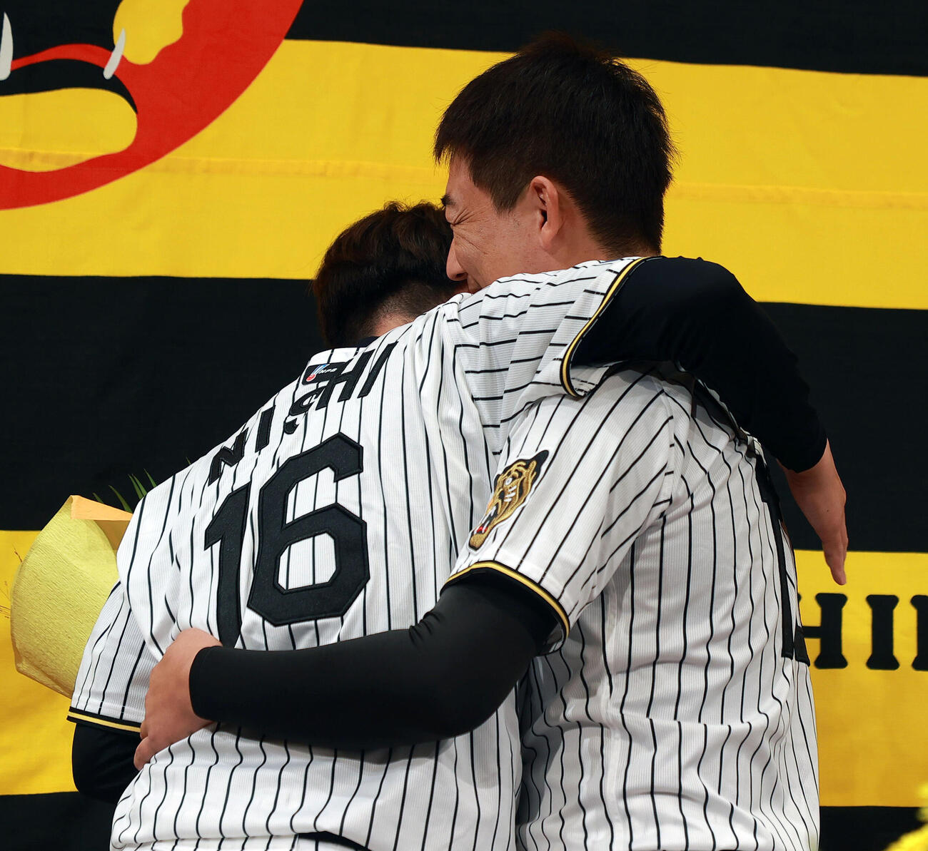 サプライズで登場した岩崎優（右）とハグする西勇輝（撮影・上山淳一）