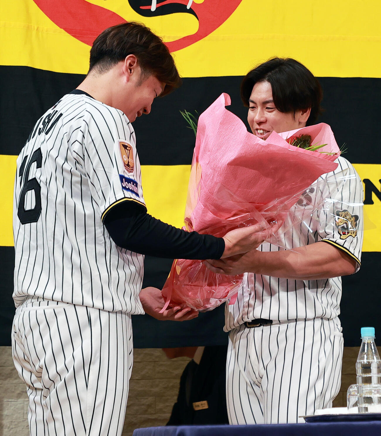 サプライズで登場した梅野隆太郎（右）から花束を受け取る西勇輝（撮影・上山淳一）