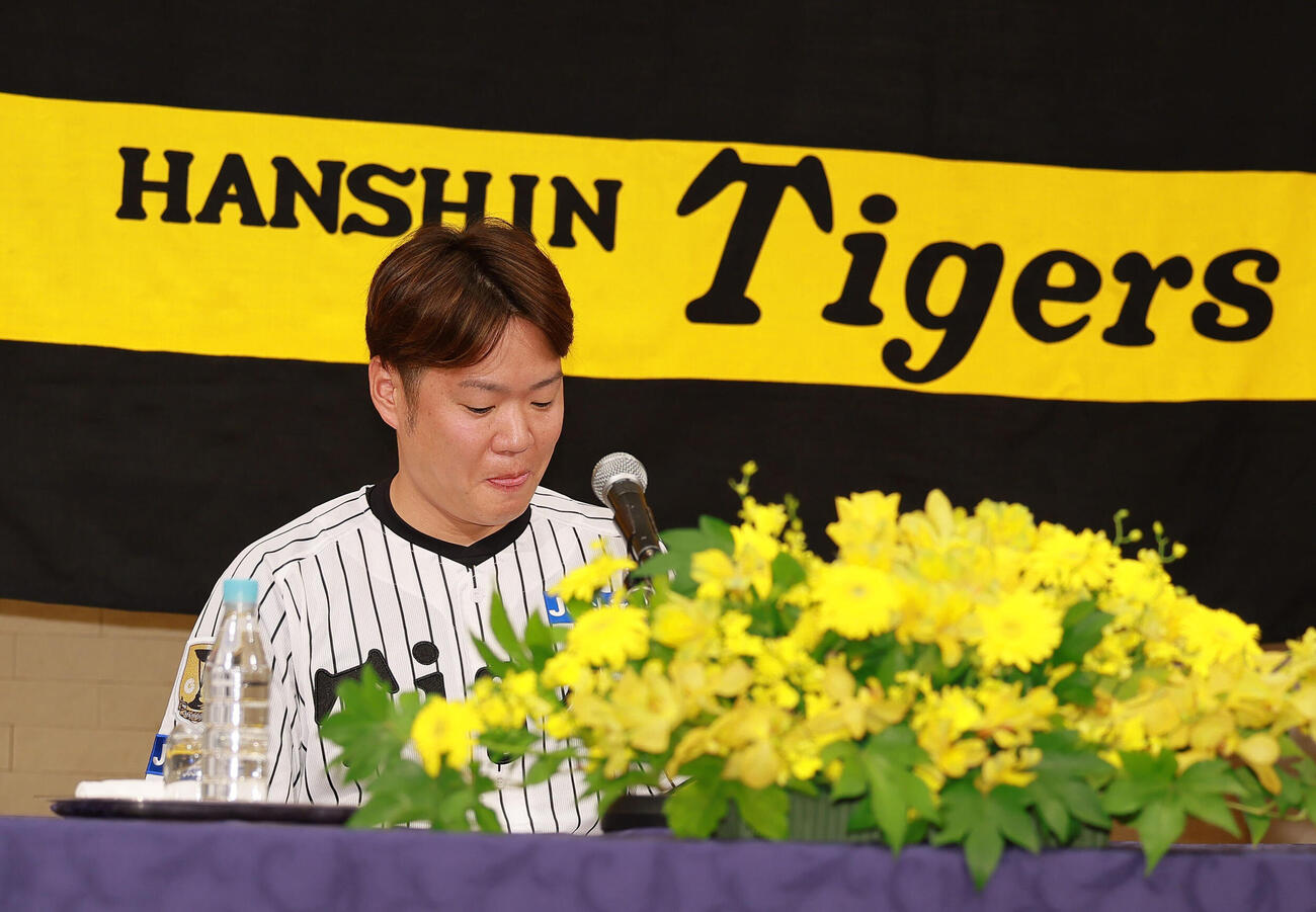 現役引退の記者会見をする西勇輝（撮影・上山淳一）