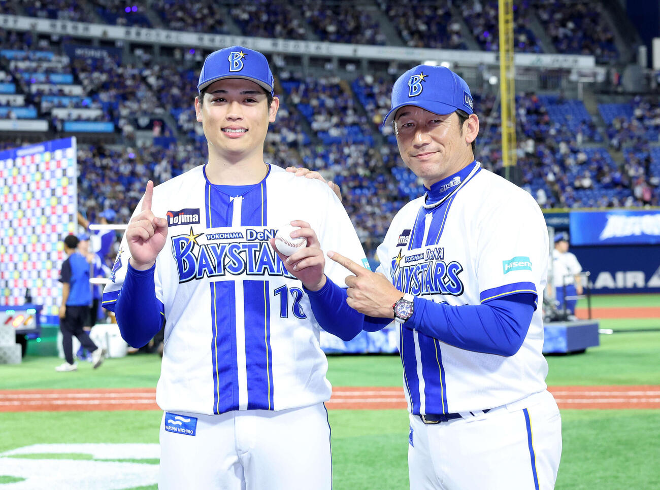 25年7月3日　DeNA対中日　三浦監督からプロ初勝利を祝福されるDeNA小園健太（左）
