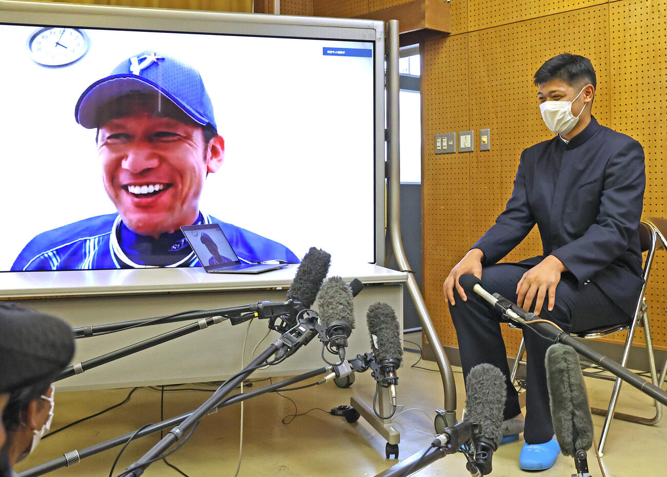 DeNAの指名あいさつを受けた市和歌山・小園（右）はリモートで三浦監督とあいさつを交わす（2021年10月）