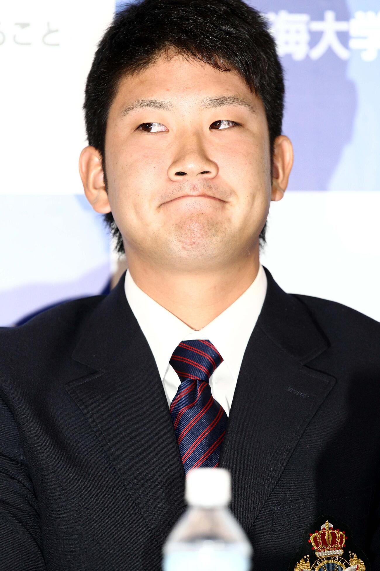 2011年10月、日本ハムが交渉権を獲得し、会見でくちびるをかみしめる東海大・菅野