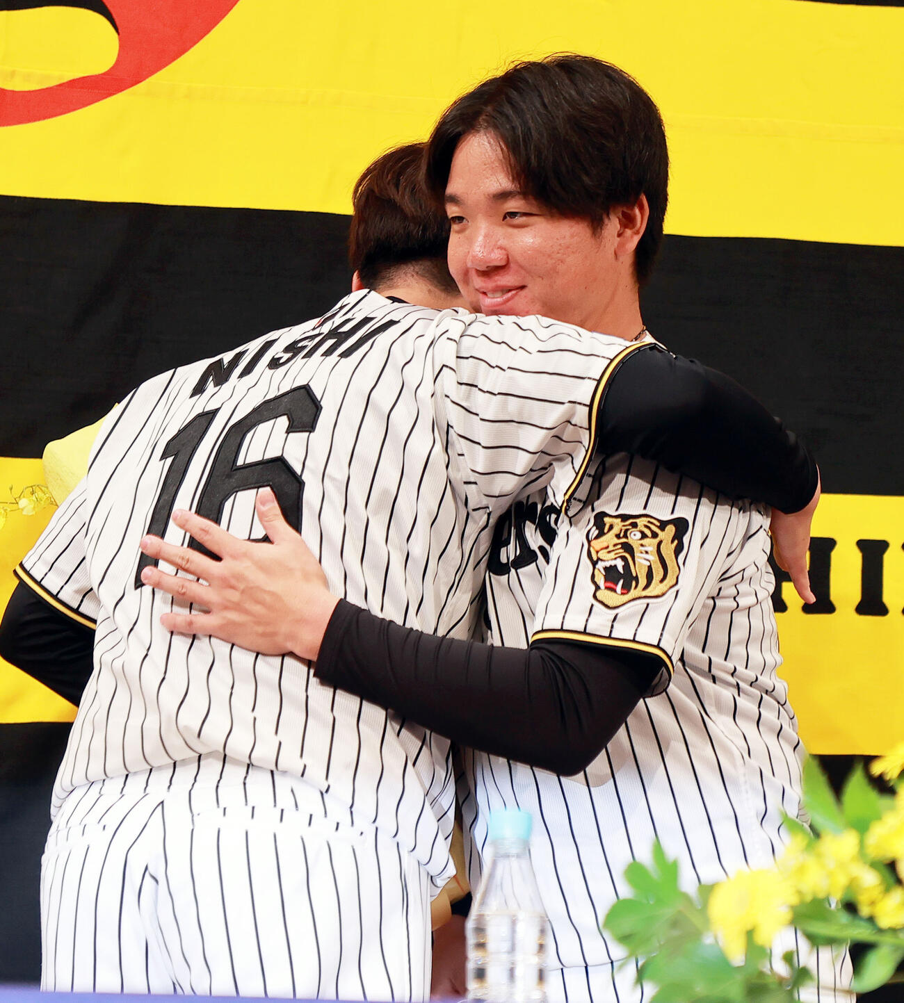 サプライズで登場した村上頌樹（右）とハグする西勇輝（撮影・上山淳一）