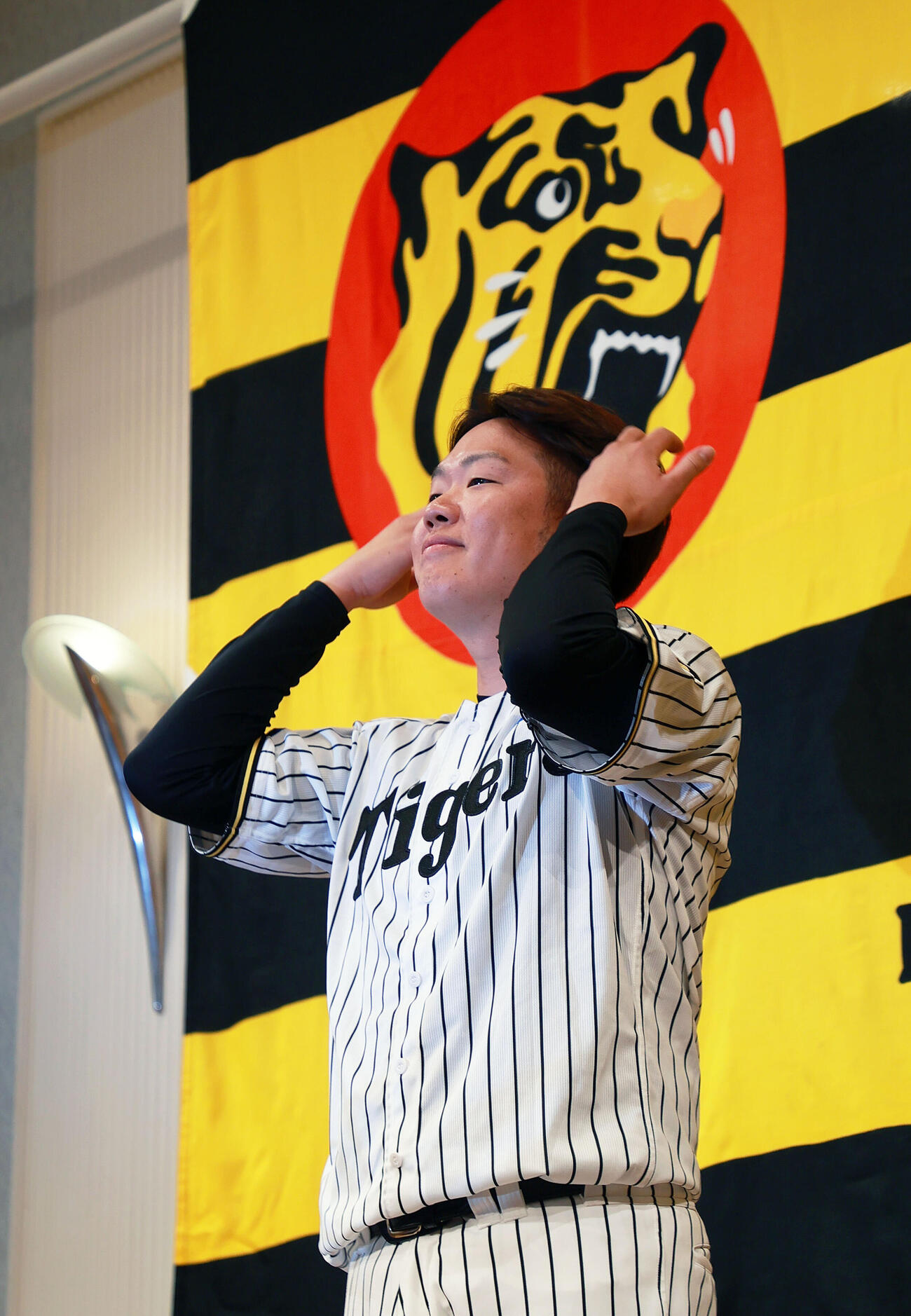 引退会見を終えた西勇輝は多くの関係者に向けてあいさつする（撮影・上山淳一）