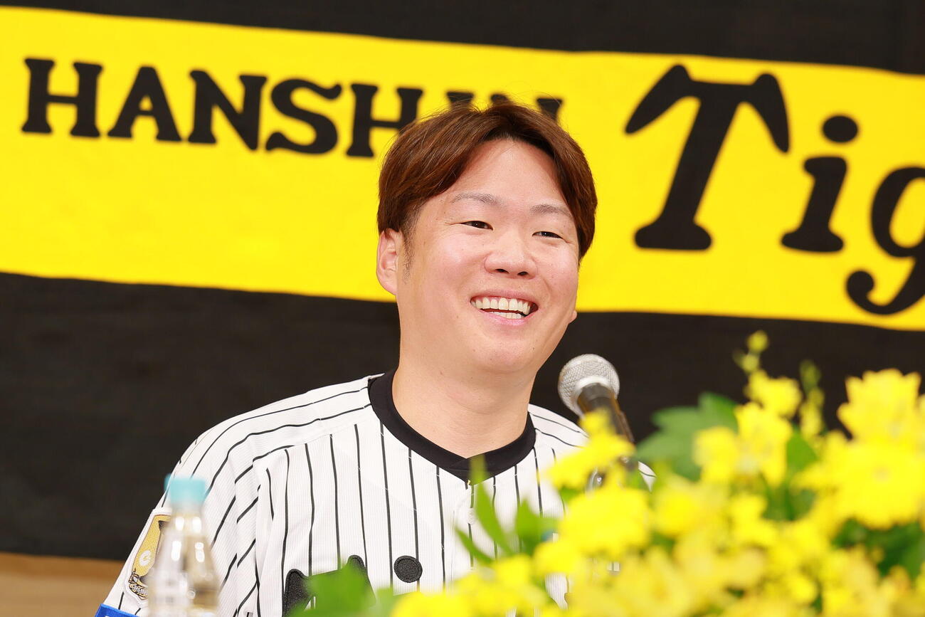 現役引退の記者会見する西勇輝（撮影・上山淳一）