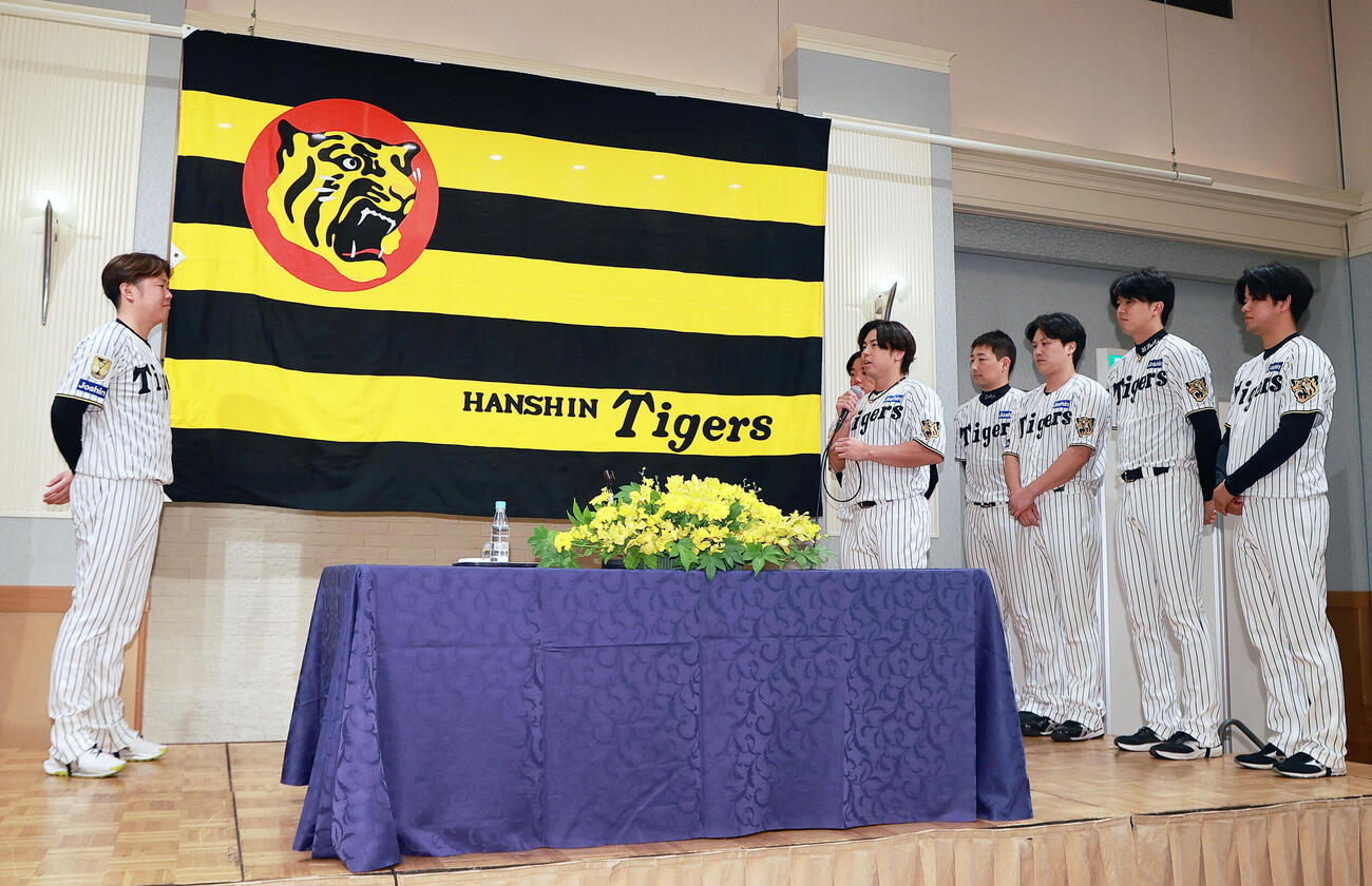 現役引退の西勇輝（左）に言葉をかける梅野隆太郎（撮影・上山淳一）