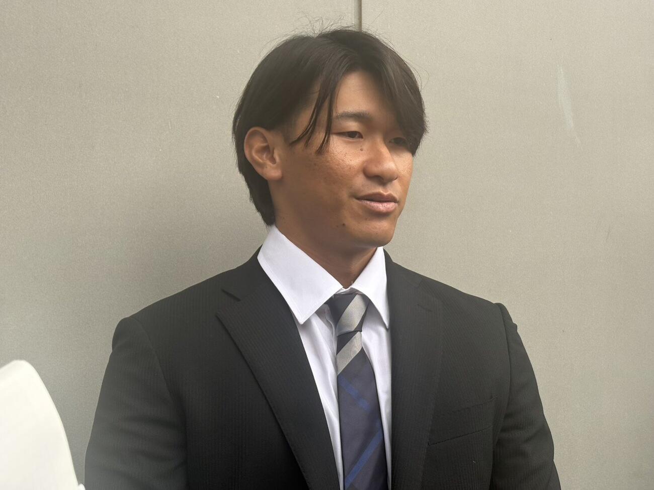 神奈川・横須賀市内の球団施設で報道陣の取材に応じたDeNA井上絢