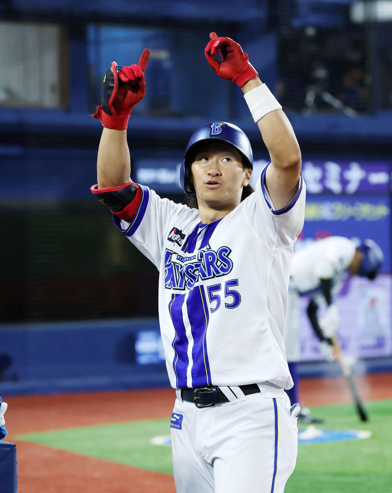 ベンチ前でポーズを決めるDeNA井上絢登（2025年7月撮影）