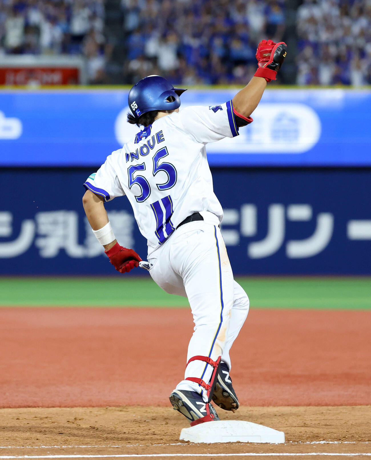 本塁打を放ちガッツポーズするDeNA井上絢登（2025年7月撮影）