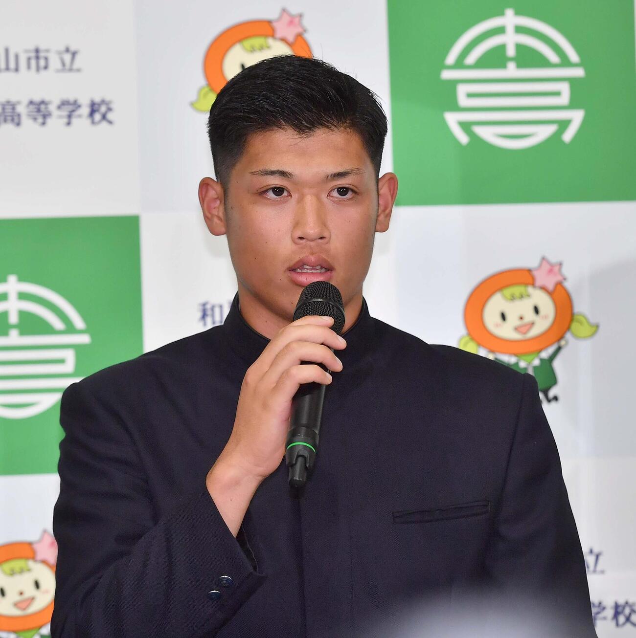 DeNAに1位指名され会見する市和歌山時代の小園（2021年10月）