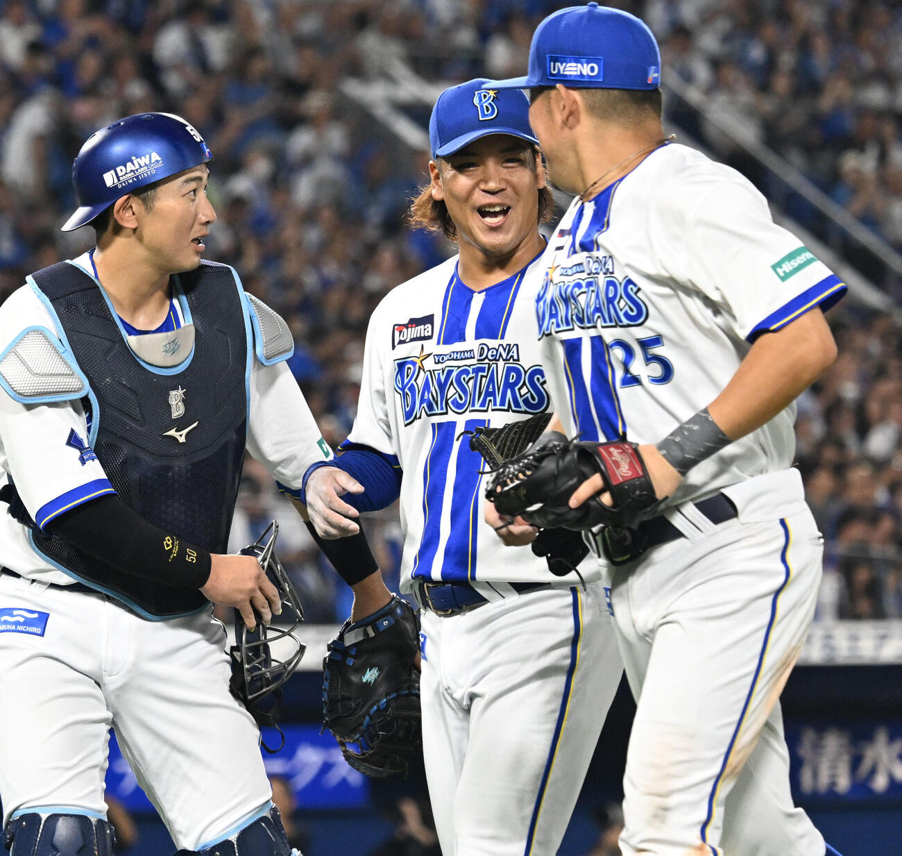 ピンチを切り抜けて、捕手山本祐大と筒香嘉智に声を掛けられ笑顔を見せるDeNA佐々木千隼（中央）（2025年9月撮影）