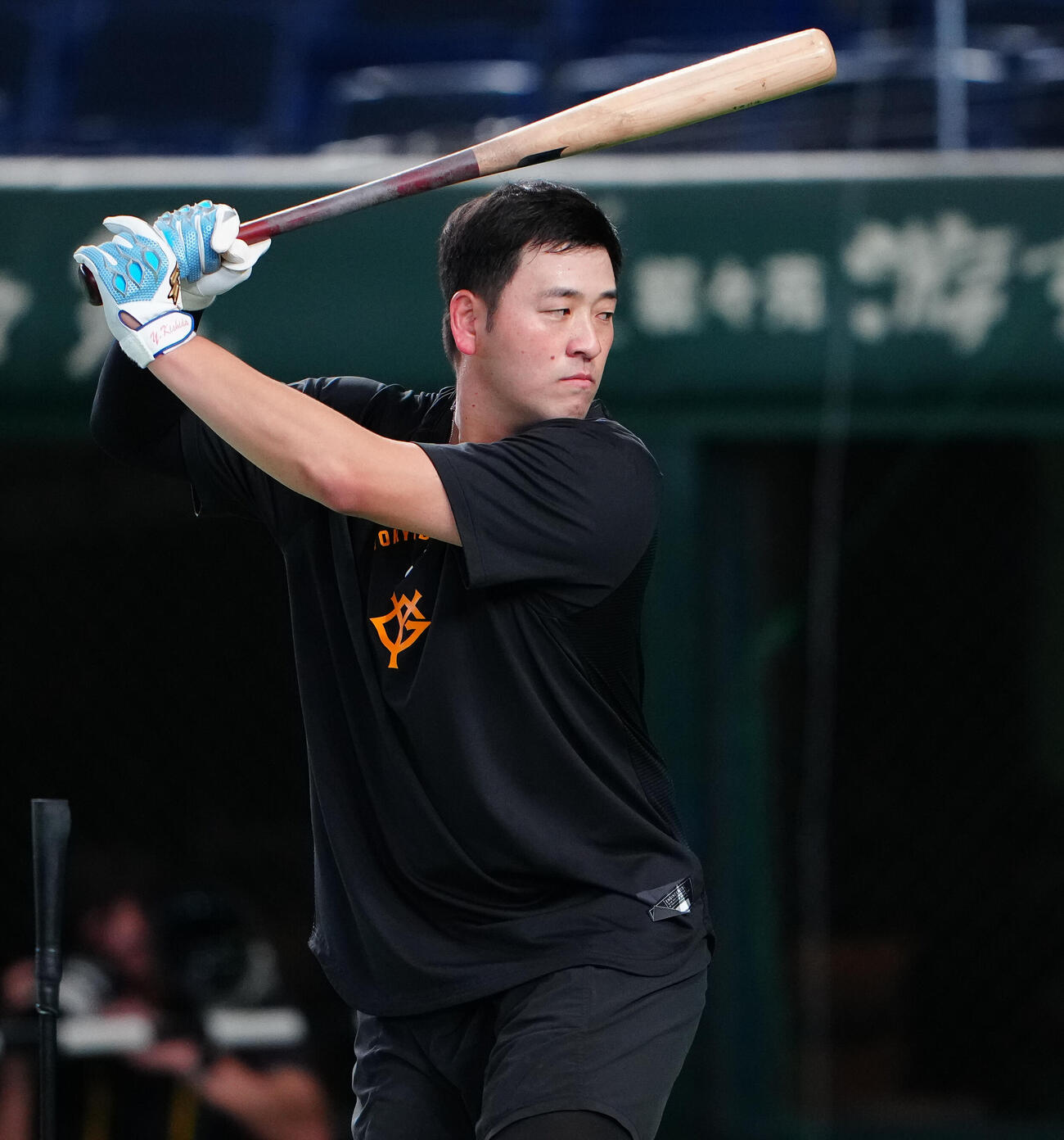 巨人対広島　打撃練習する巨人岸田行倫（撮影・鈴木みどり）